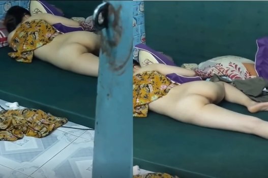 Đụ em gái không mặc quần trong phòng riêng